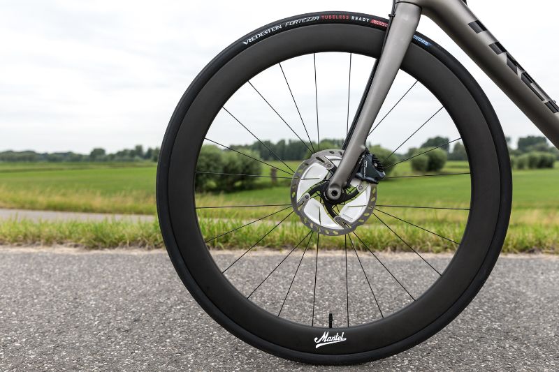 Thanks to the introduction of disc brakes you don't have a brake edge anymore and your beautiful carbon wheels will last for many years!