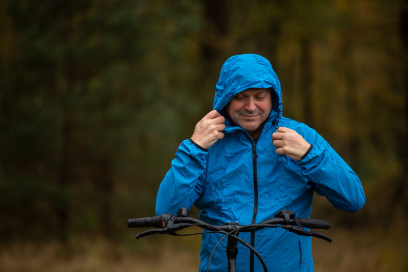 Leesbaarheid zwak doos Met de juiste regenkleding fiets je er altijd droog bij! [Koopgids] | Mantel