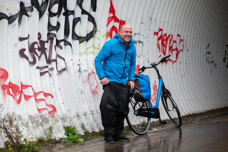juiste regenkleding fiets je er altijd droog bij! [Koopgids] | Mantel