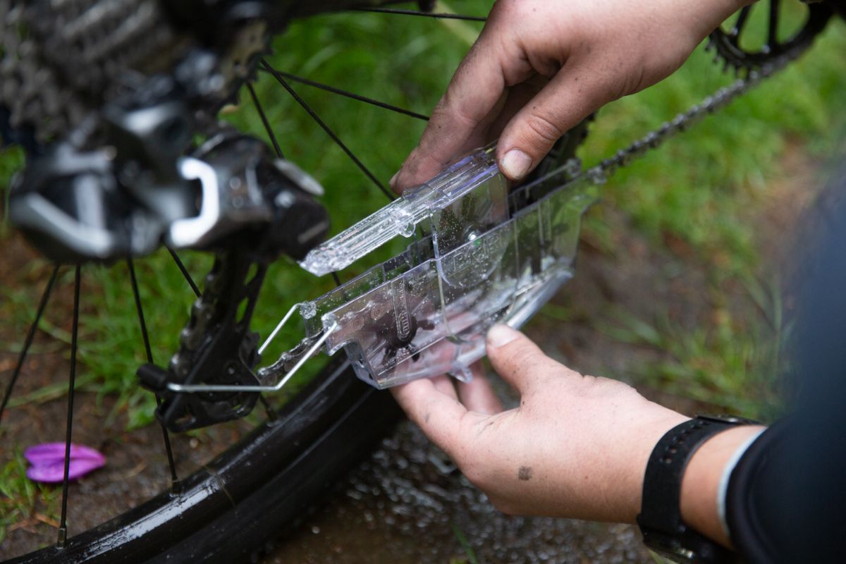 De fietsketting schoonmaken van je racefiets of MTB doe je - Mantel