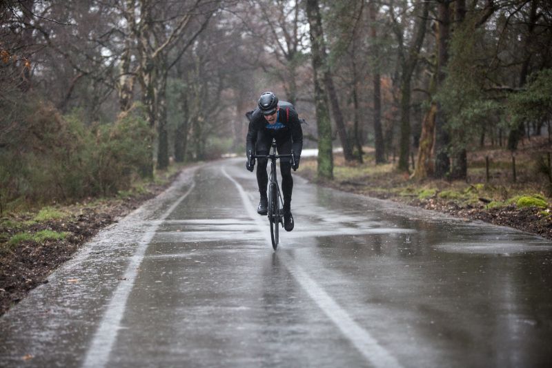 Leesbaarheid zwak doos Met de juiste regenkleding fiets je er altijd droog bij! [Koopgids] | Mantel