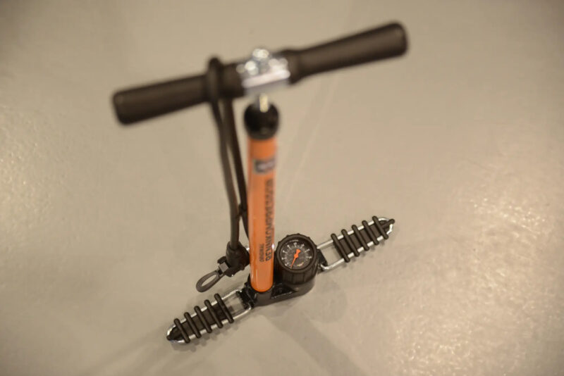 Met een fietspomp met drukmeter kun je je banden van je stadsfiets gemakkelijk op de juiste bandenspanning krijgen.