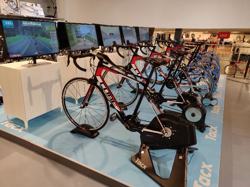 Thanks to the automatic adjustment of a smart turbo trainer, training with Zwift is more realistic and fun.