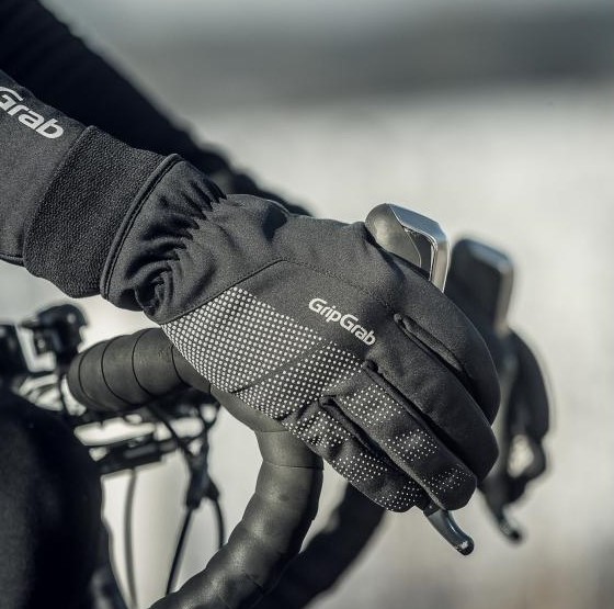 De duim van de Ride Winter fietshandschoen is touchscreen compatibel, waardoor je met de handschoen aan jouw fietscomputer kunt bedienen.